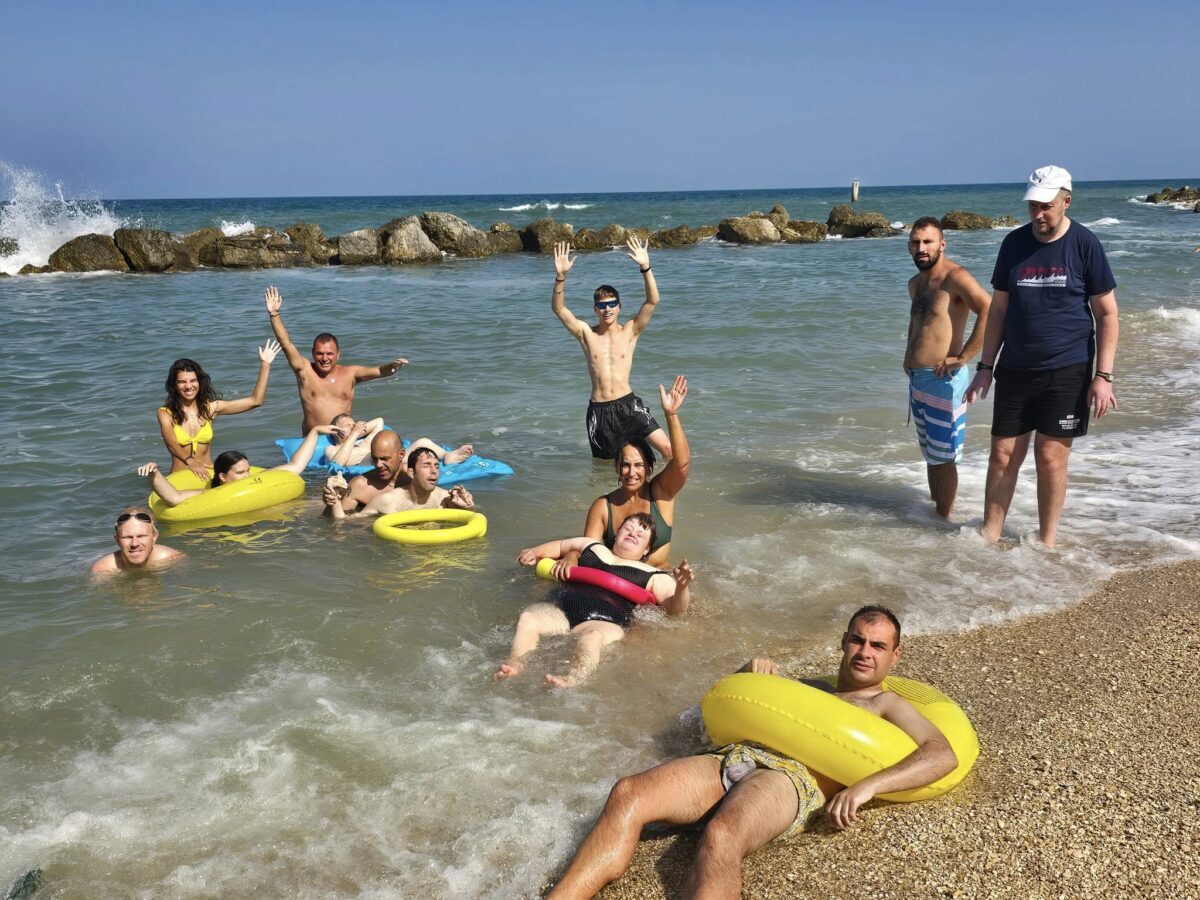 Ragazzi e volontari di Oltre i Limiti al mare