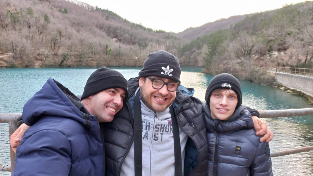Amici dell'associazione durante un'uscita al lago